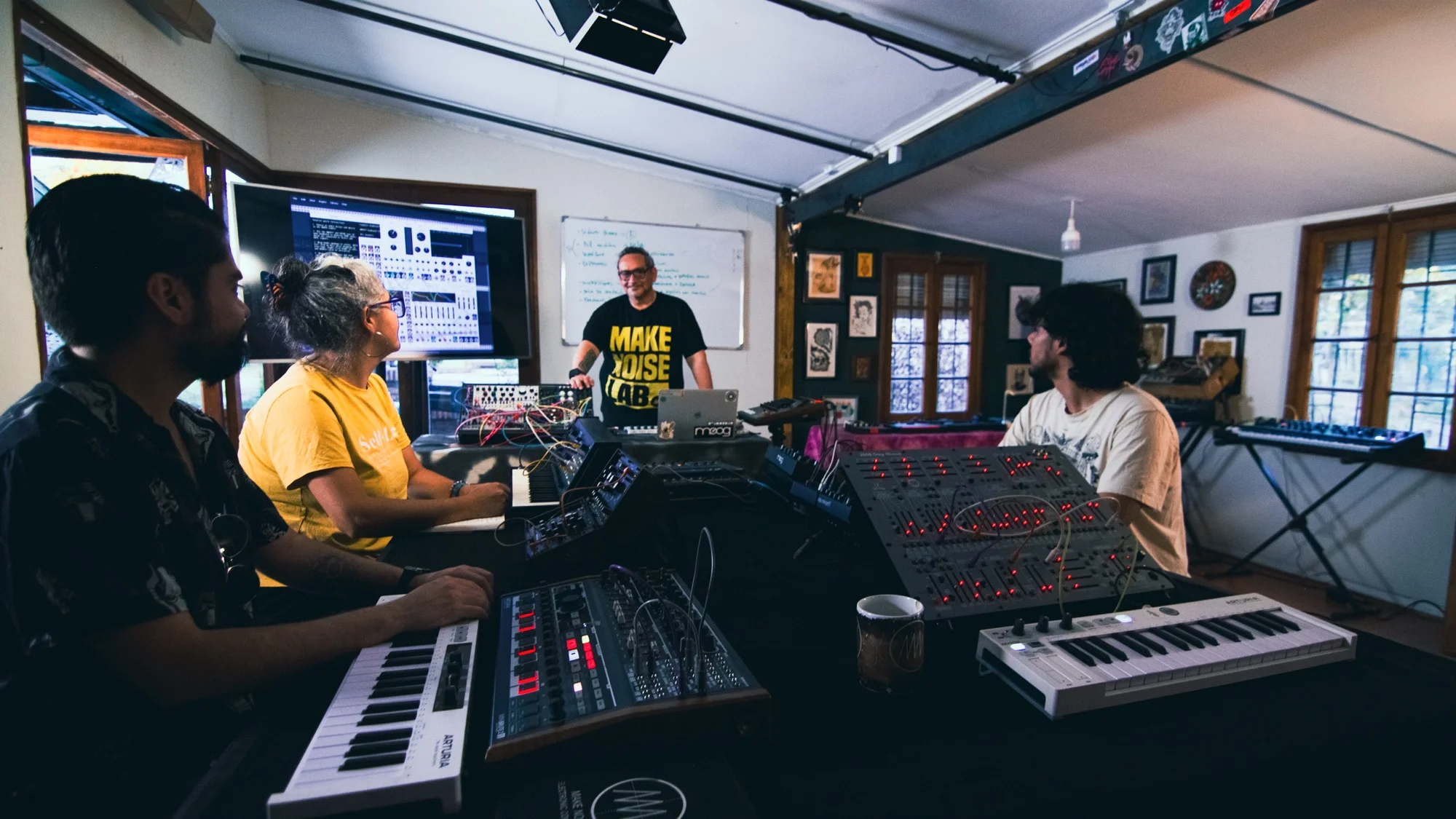 Asistentes interactuando con sintetizadores en un taller presencial de Make Noise Lab