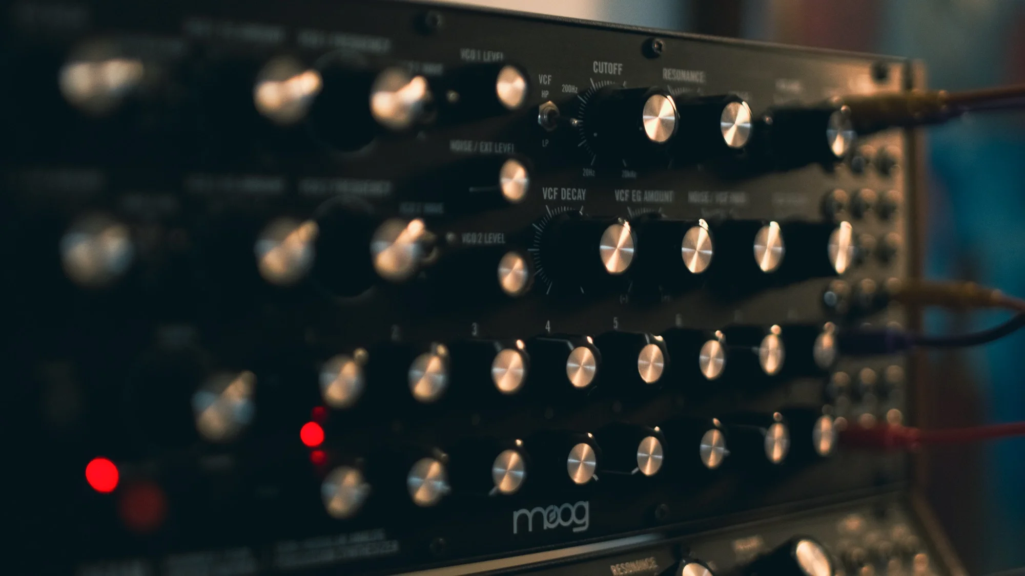 Sintetizador analógico clásico Moog operando en el estudio de grabación